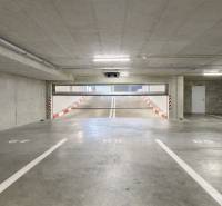Parkplätze in Garagen mit Rampe und weißer Markierung.