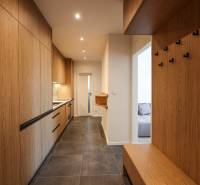 Eingangsbereich einer 3-Zimmer-Wohnung mit Aufbewahrungsschränken und Hakenleisten.