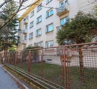 Mehrfamilienhaus mit Umzäunung in der Sasinkova-Straße in Piešťany, geeignet für eine 3-Zimmer-Wohnung.