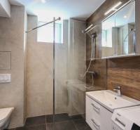 Badezimmer in einer 3-Zimmer-Wohnung mit moderner Sanitärausstattung und einem Boden in Holzoptik.