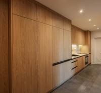 Küche in einer 3-Zimmer-Wohnung mit Holzboden und eingebauten Geräten.