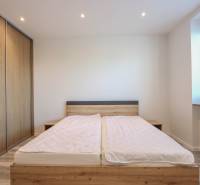 Schlafzimmer in einer 3-Zimmer-Wohnung mit Bett und Einbauschrank mit Holzdekor.