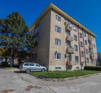 Mehrfamilienhaus mit geparktem Auto in der Sasinkova-Straße in Piešťany.