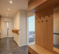 Flur mit Holzboden und Kleiderschränken in einer 3-Zimmer-Wohnung.