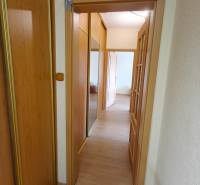 Flur in einer 3-Zimmer-Wohnung mit Holzboden und einem Spiegelschrank.