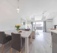 Helles Wohnzimmer in einer 3-Zimmer-Wohnung mit Esstisch und Holzboden.