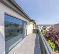 Balkon mit Blick auf die Dubová-Straße in Bernolákovo, Teil einer 3-Zimmer-Wohnung.