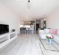 Helles Wohnzimmer in einer 3-Zimmer-Wohnung mit Holzboden und modernen Möbeln.