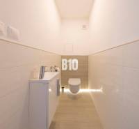Toilette mit hängendem WC und Aufbewahrungsschrank in einer 3-Zimmer-Wohnung.