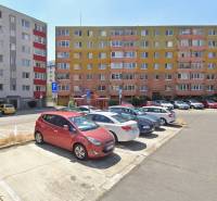 Parkplatz vor Wohnblöcken in Bratislava - Rača mit bunten Fassaden.