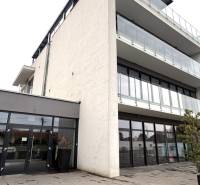 Gebäude mit verglasten Balkonen in der Straße Nové záhrady in Bratislava - Ružinov, Büros.