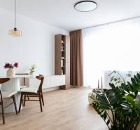 Wohnzimmer mit Esstisch und Holzboden in einer 3-Zimmer-Wohnung.