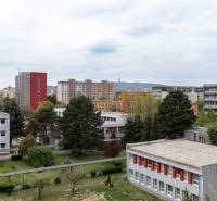 Blick auf die Wohngebäude und die umliegende Grünfläche in Bratislava - Ružinov auf der Medzilaborecká.