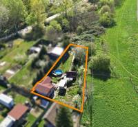 Luftaufnahme eines Gartens in Kráľová nad Váhom mit einem Pool und umliegender Vegetation.