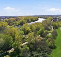 Ein Blick auf die Gärten in Kráľová nad Váhom mit dem Fluss und üppigem Grün.
