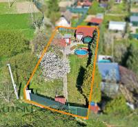 Luftaufnahme eines Gartens in Kráľová nad Váhom mit Schwimmbad und Pavillon.