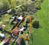 Luftaufnahme der Gärten in Kráľová nad Váhom mit einem Pool und einer Hütte.