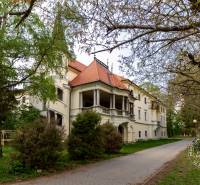 Ein historisches Gebäude, umgeben von Bäumen, in der Vincenta Šikulu-Straße in Stupava.