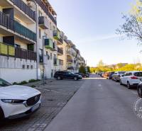 Parken und Wohnhäuser in der Vincenta Šikulu Straße, Stupava, bei einer 2-Zimmer-Wohnung.