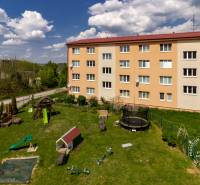 Wohnhaus in der Vincenta-Šikulu-Straße in Stupava, mit einem Kinderspielplatz im Vordergrund.
