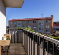Balkon einer 2-Zimmer-Wohnung in der Vincenta Šikulu Straße in Stupava, mit Außenmöbeln und Grünpflanzen.