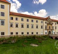 Historisches Gebäude in Stupava in der Vincenta Šikulu-Straße mit gepflegtem Park.