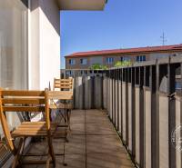 Balkon mit Holzstühlen in einer 2-Zimmer-Wohnung in Stupava auf Vincenta Šikulu.