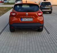 Orangenes Auto Renault Captur, geparkt auf einem gepflasterten Platz in Bratislava - Jarovce, Nyárfa.