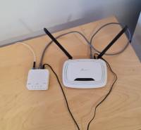 Ein Tisch mit einem Netzwerkgerät und einem Router in einem Studio-Apartment, Boden mit Holzdekor.