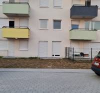 Wohnhaus in der Nyárfa-Straße in Bratislava - Jarovce mit einem Parkplatz im Vordergrund.