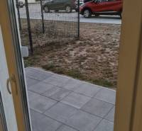 Blick aus dem Studio auf die Nyárfa-Gasse in Bratislava - Jarovce mit geparkten Autos.