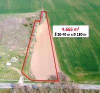 Luftaufnahme des Grundstücks in Ondrejovce, Záhrady, mit einer markierten Fläche von 4.665 m².
