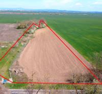 Das Feld in Ondrejovce in den Gärten, begrenzt durch eine rote Linie, Grünflächen ringsum.