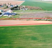 Grundstück in den Gärten von Ondrejovce, begrenzt durch eine rote Linie, umgeben von offener Landschaft.