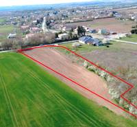 Luftaufnahme einer landwirtschaftlichen Fläche in Ondrejovce, umgeben von Gärten und dem Dorf.