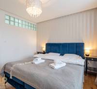 Schlafzimmer im Ferienapartment mit Doppelbett und Holzboden.