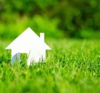 Weißes Modell eines Hauses auf grünem Gras in Tešedíkovo, Grundstücke - Wohnen.