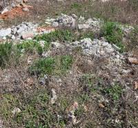 Grundstück zum Wohnen in Tešedíkovo in der Straße Tešedíkovo mit ungepflegter Vegetation und Bauschutt.