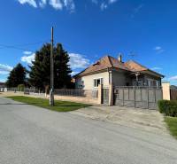 Rodinný dom na ulici Heď v Čiernom Brode s predzáhradkou a plotom.