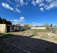 Záhrada s kôlničkou pri rodinnom dome v Čiernom Brode na ulici Heď.