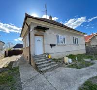 Rodinný dom na Heď ulici v Čiernom Brode s trávnatým dvorom a schodmi.