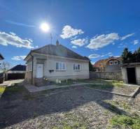 Rodinný dom v Čiernom Brode, na ulici Heď, má nádvorie a historickú architektúru.