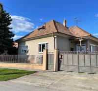 Rodinný dom v Čiernom Brode na ulici Heď s oplocenou záhradou a šikmou strechou.