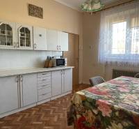 Kuchyňa s podlahou s dreveným dekorom v rodinnom dome.