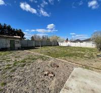 Rozľahlý dvor za rodinným domom v Čiernom Brode na ulici Heď s modrou oblohou.