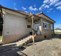 Rodinný dom v Čiernom Brode na ulici Heď so schodiskom a záhradou.