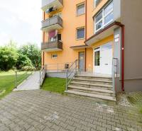 Wohnhaus in der Armádna-Straße in Trenčín mit Zugangstreppen und Grünflächen.