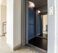 An der Armádna-Straße in Trenčín gibt es einen Aufzug und ein Treppenhaus eines Wohnhauses.