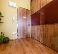 Innenraum einer 2-Zimmer-Wohnung mit Holzboden und Holzelementen.