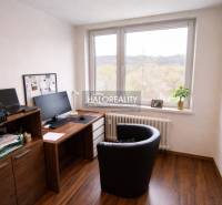 Arbeitszimmer in einer 4-Zimmer-Wohnung mit Holzboden und großem Fenster.